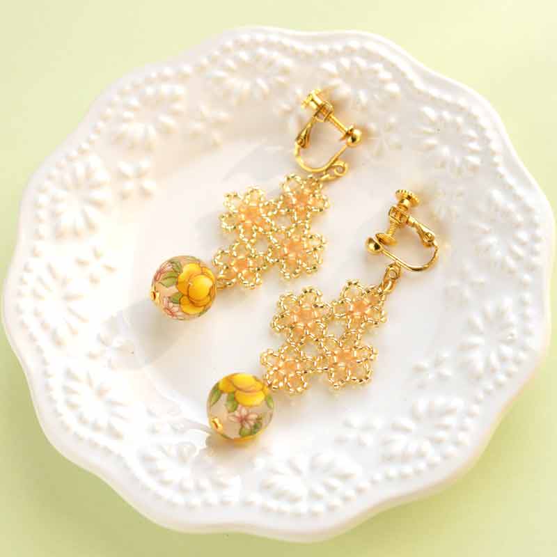 レース風モチーフとデカールビーズのイヤリング