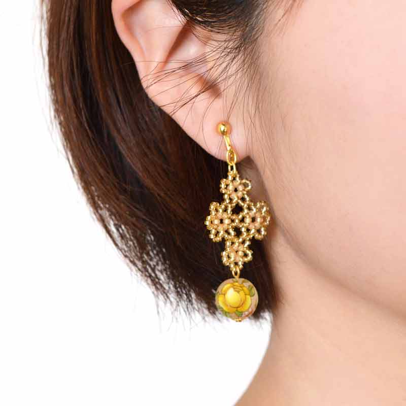 レース風モチーフとデカールビーズのイヤリング