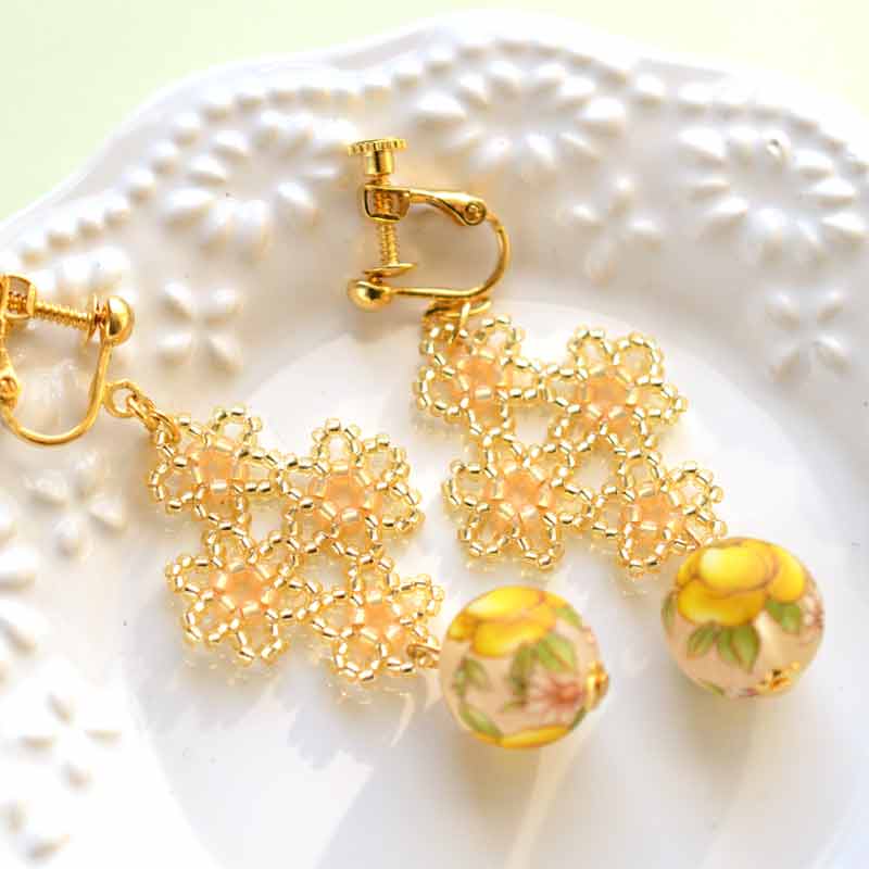 レース風モチーフとデカールビーズのイヤリング