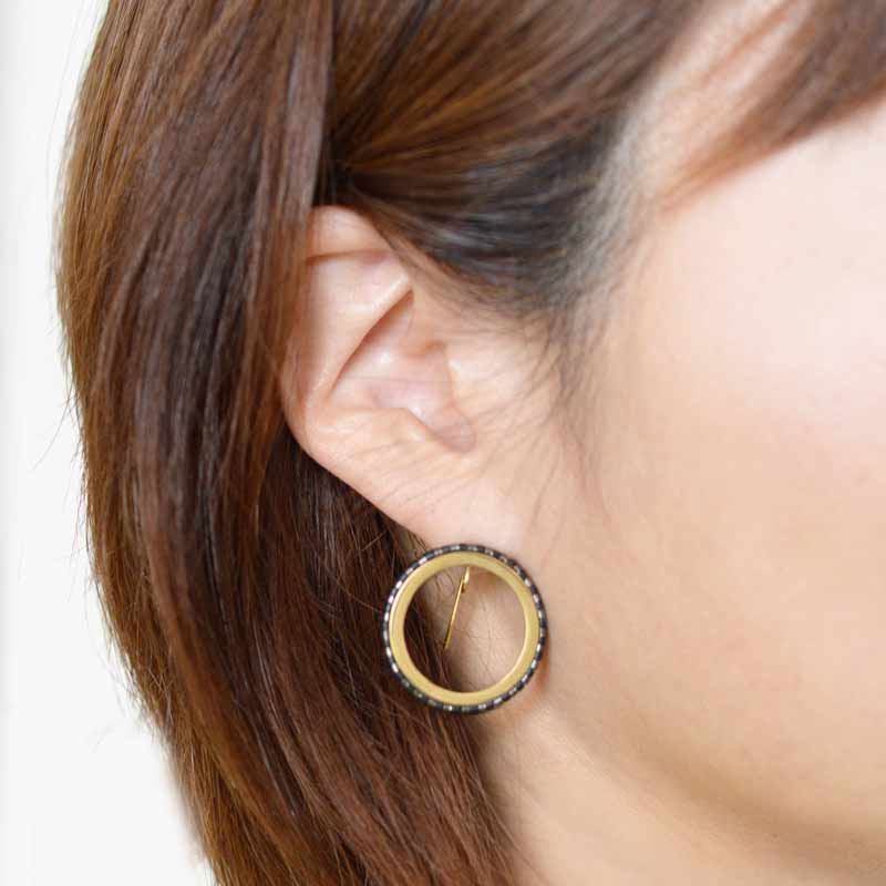 デリカサークルピアス（ブラック系）