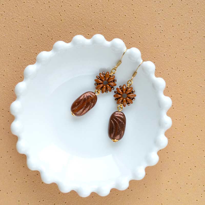 チョコレートカラーのピアス