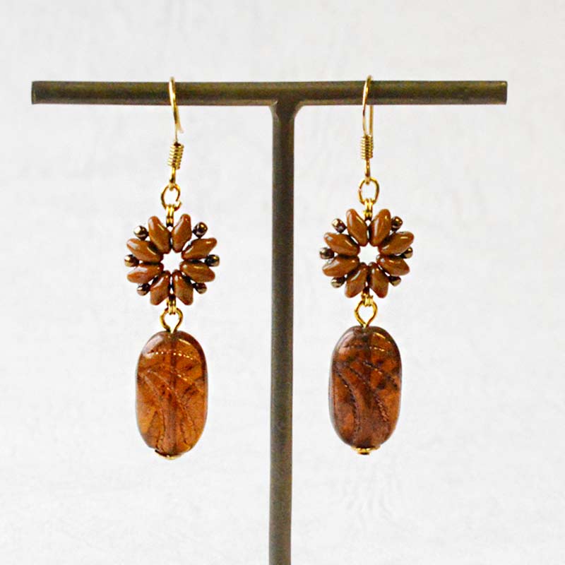 チョコレートカラーのピアス