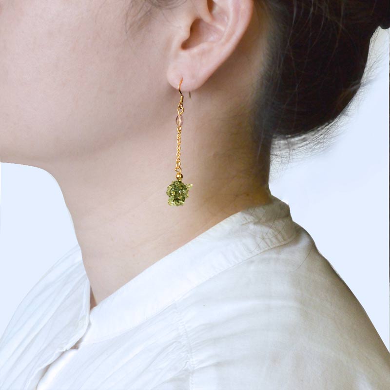 くさり編みで作るペリドットのピアス