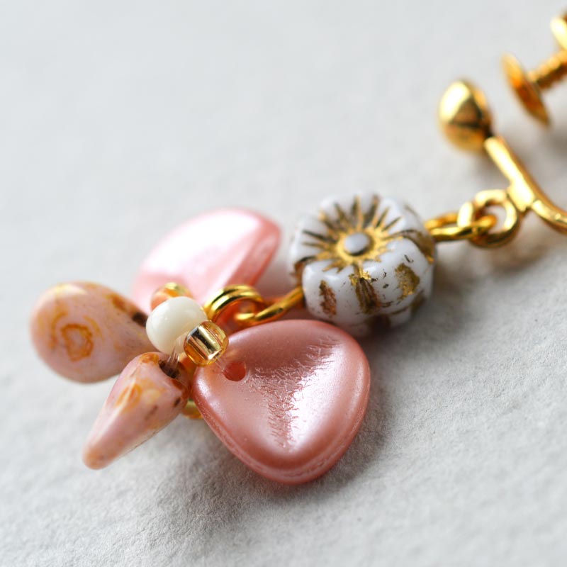 ローズペタルビーズとフラワービーズで作る 蝶々のイヤリング