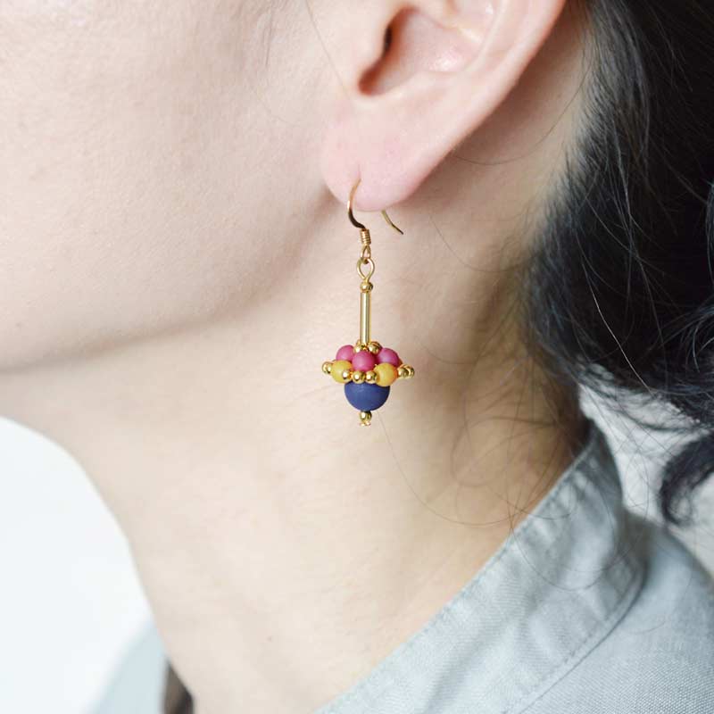 ベルベットカラーのスイングピアス