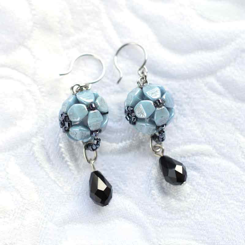 ピンチビーズのボールピアス