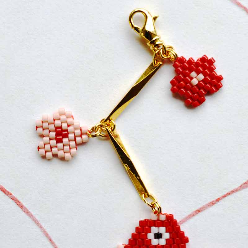 シェイプドステッチで作る新春チャーム