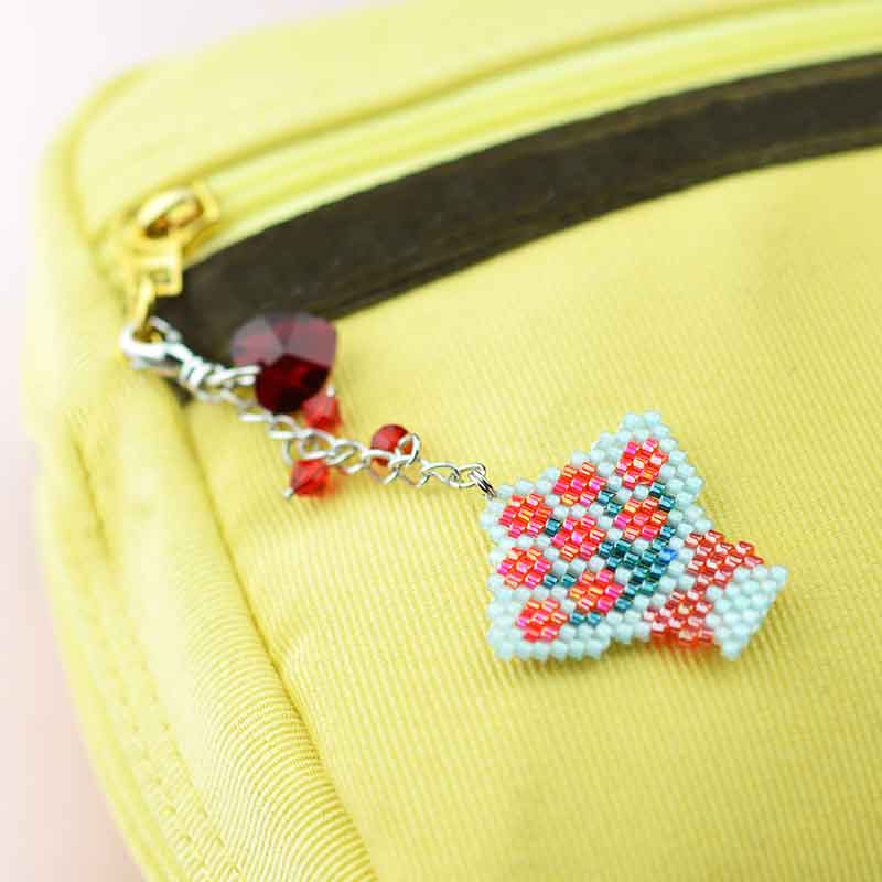 シェイプドステッチで作るカーネーションの花束チャーム