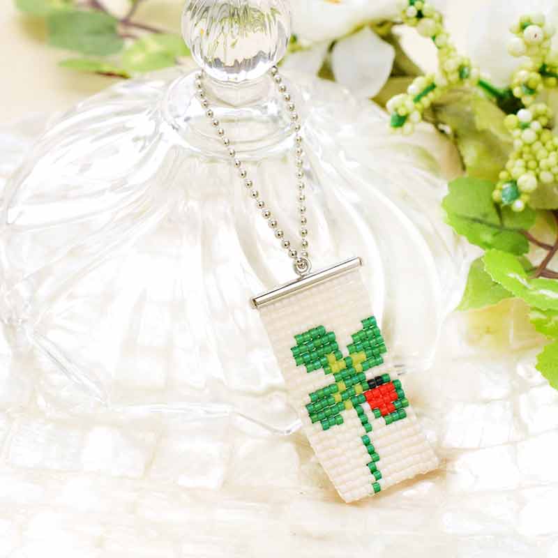 デリカビーズ織りのクローバーチャーム