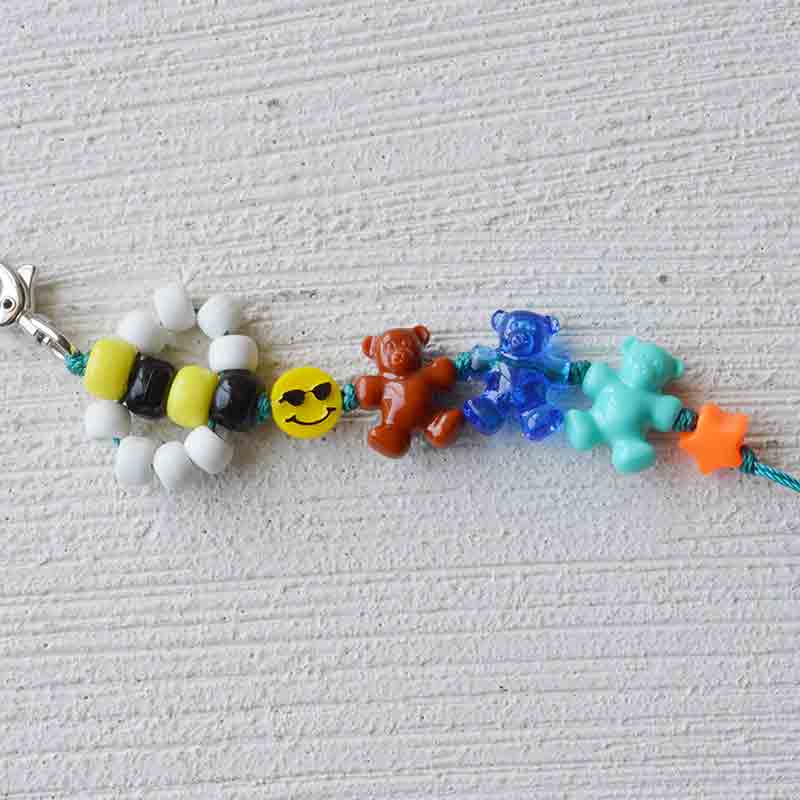 ポニービーズで作る　ミツバチのチャーム