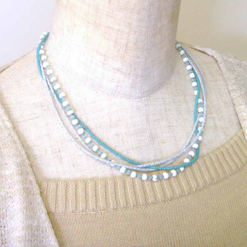 ホワイトモザイクの空色4連ネックレス