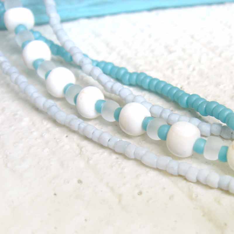 ホワイトモザイクの空色4連ネックレス