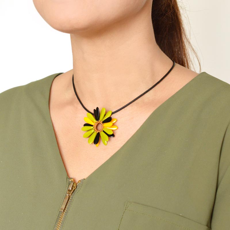 ダガービーズのフラワーペンダント