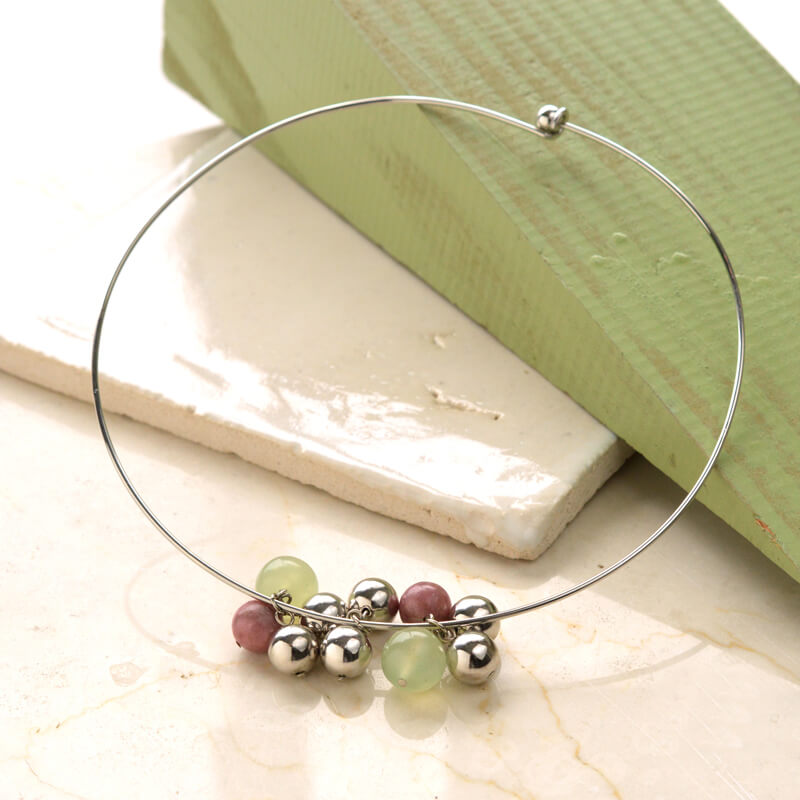 メタルビーズのボンボンチョーカー