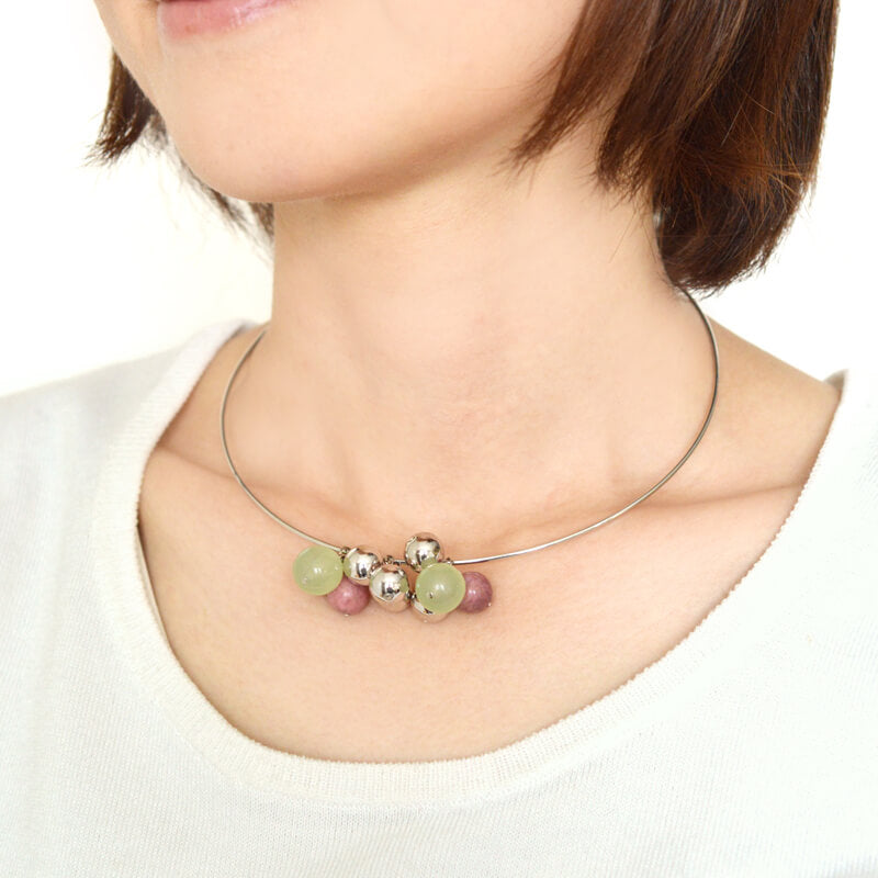 メタルビーズのボンボンチョーカー