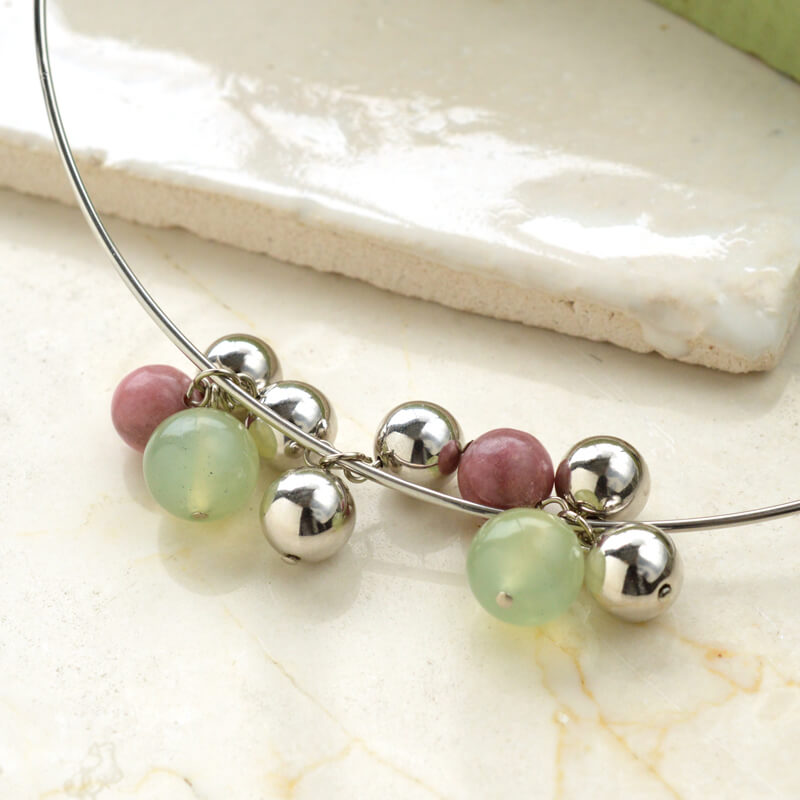 メタルビーズのボンボンチョーカー