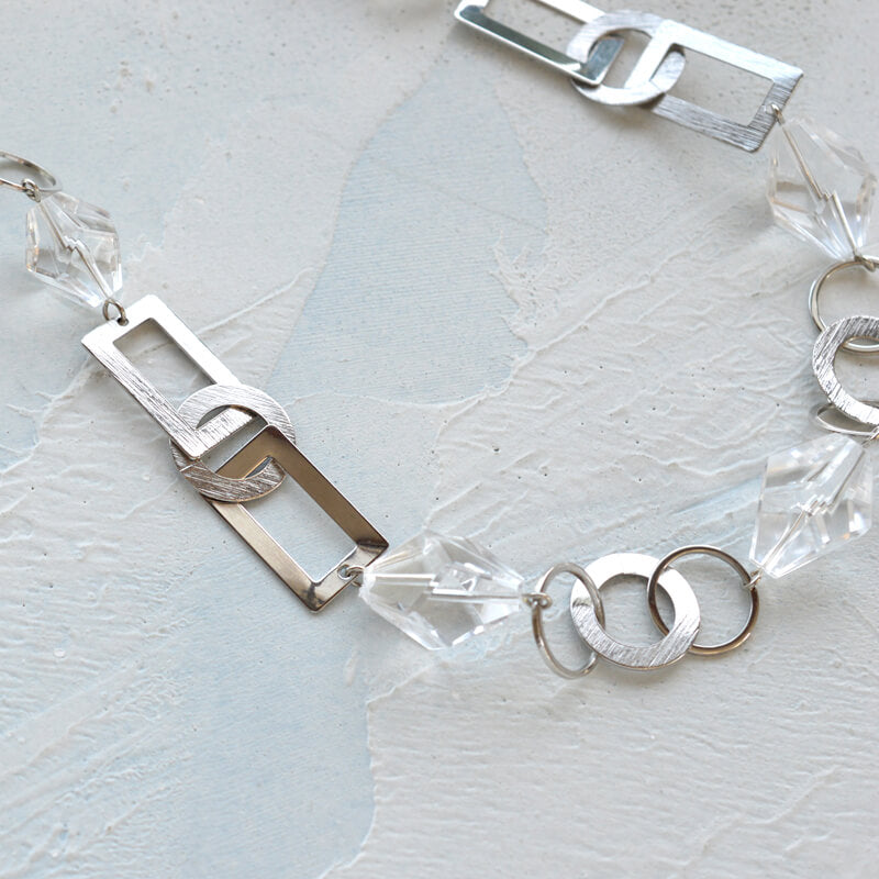 プレクシカットビーズとメタルリングのリンクネックレス