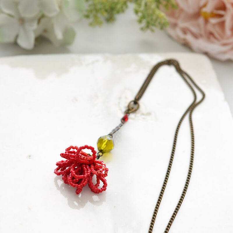 ループクロッシェで作る カーネーションペンダント