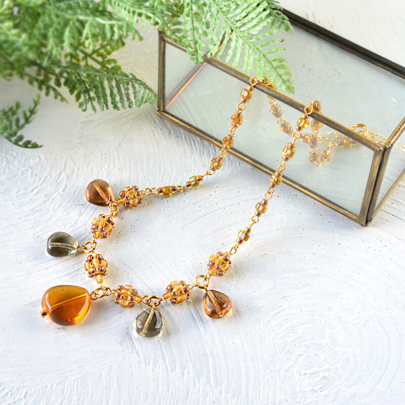 変型トライアングルビーズのトパーズネックレス