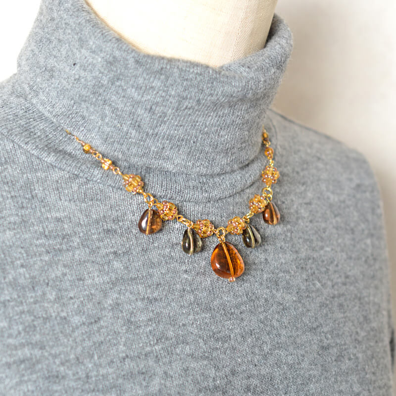 変型トライアングルビーズのトパーズネックレス