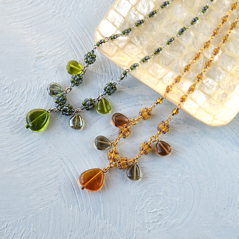 変型トライアングルビーズのトパーズネックレス