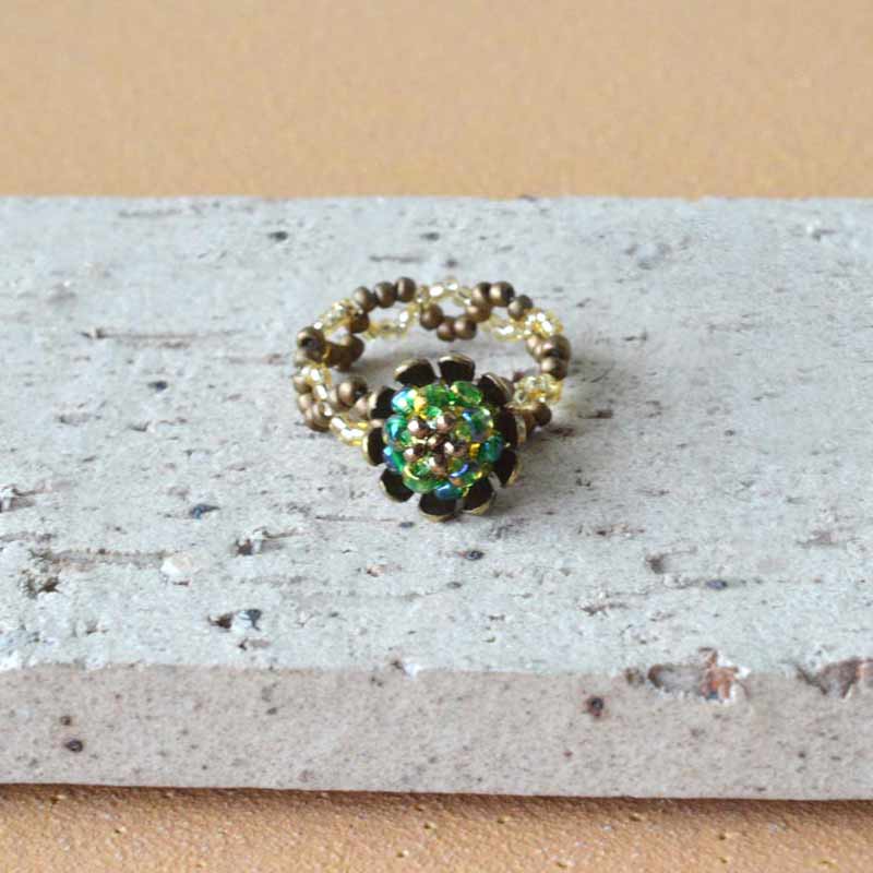 メノーニとビーズボールで作るフラワーリング（グリーン）