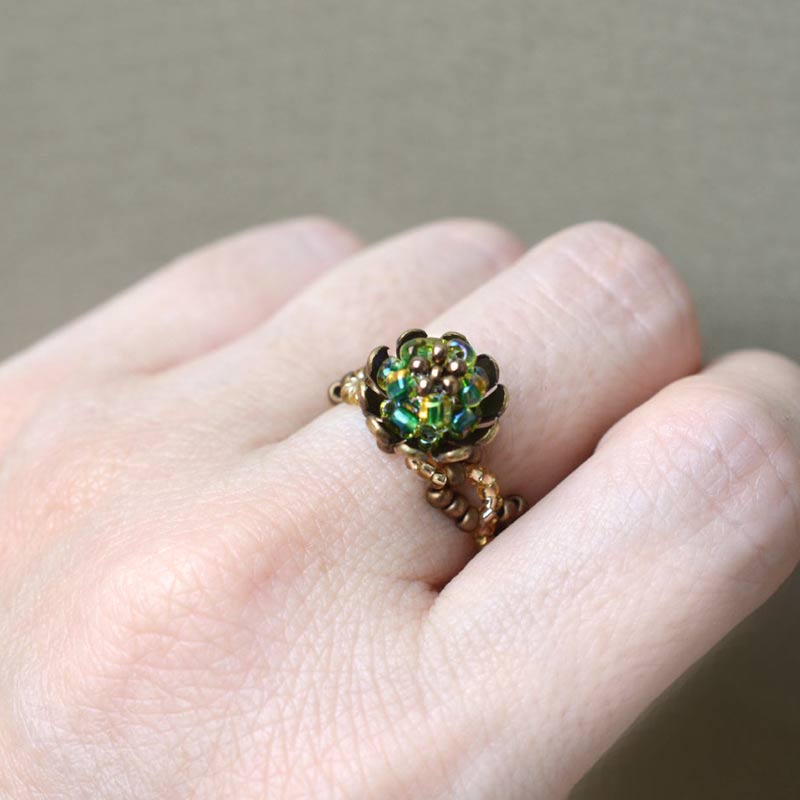 メノーニとビーズボールで作るフラワーリング（グリーン）