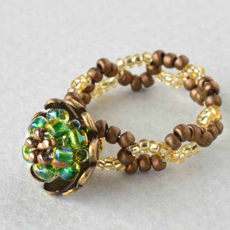 メノーニとビーズボールで作るフラワーリング（グリーン）