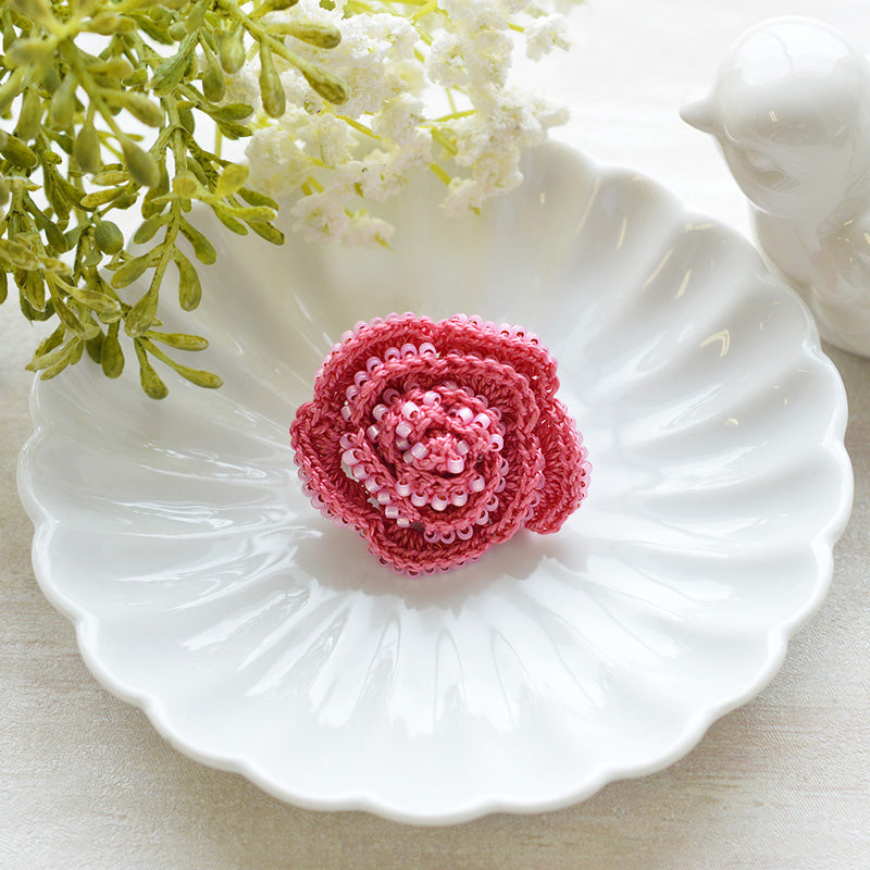 かぎ針編みで作る薔薇のブローチ（ピンク）