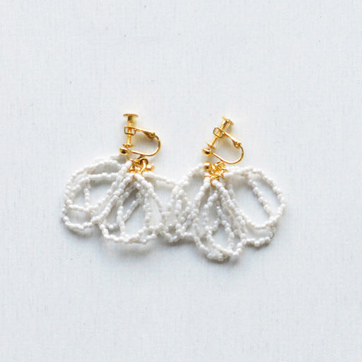 ハンドメイドの材料紹介「「簡単ループのキラキライヤリング（白）」の材料」