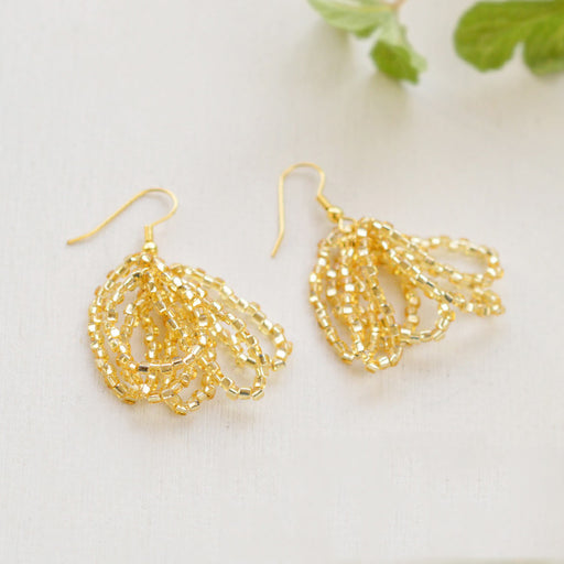 ハンドメイドの材料紹介「「簡単ループのキラキラピアス（トライアングルビーズ）」の材料」