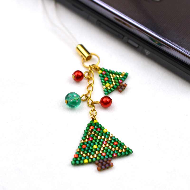 シェイプドステッチで作るクリスマスツリーストラップ