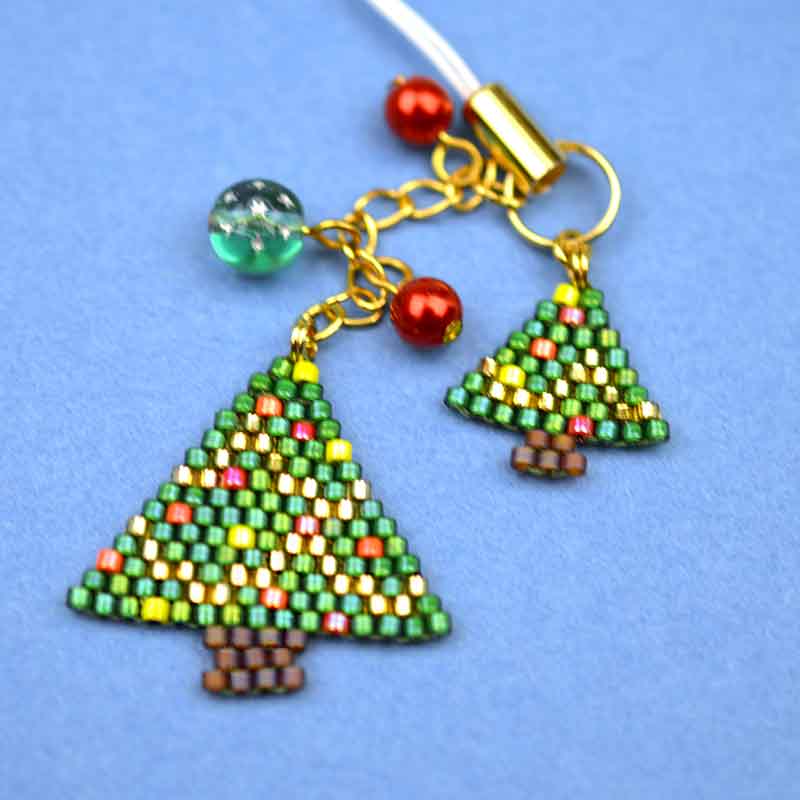 シェイプドステッチで作るクリスマスツリーストラップ