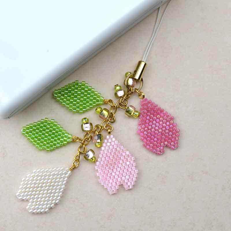 シェイプドステッチで作る桜の花びらストラップ
