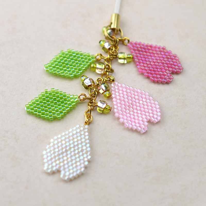 シェイプドステッチで作る桜の花びらストラップ
