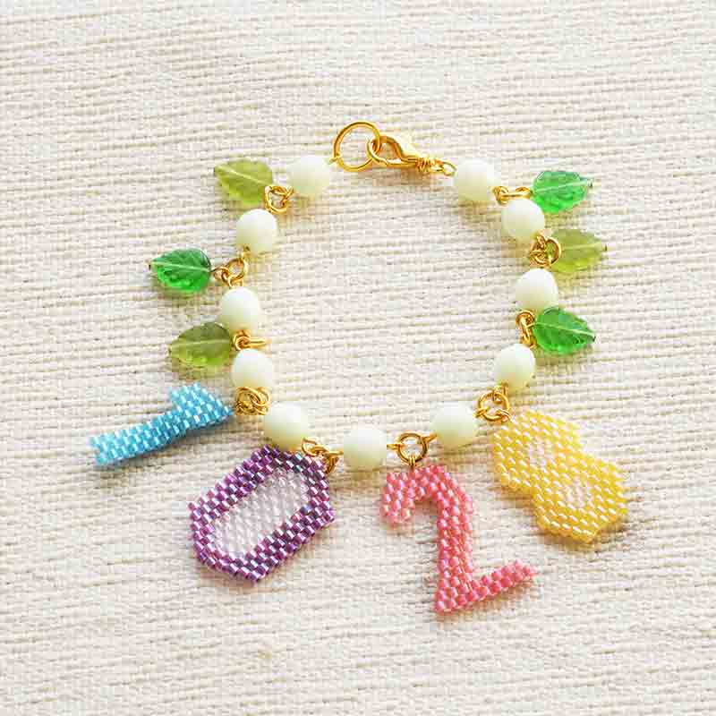 シェイプドステッチで作る数字のバッグチャーム