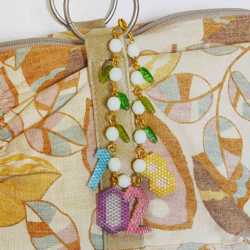 シェイプドステッチで作る数字のバッグチャーム