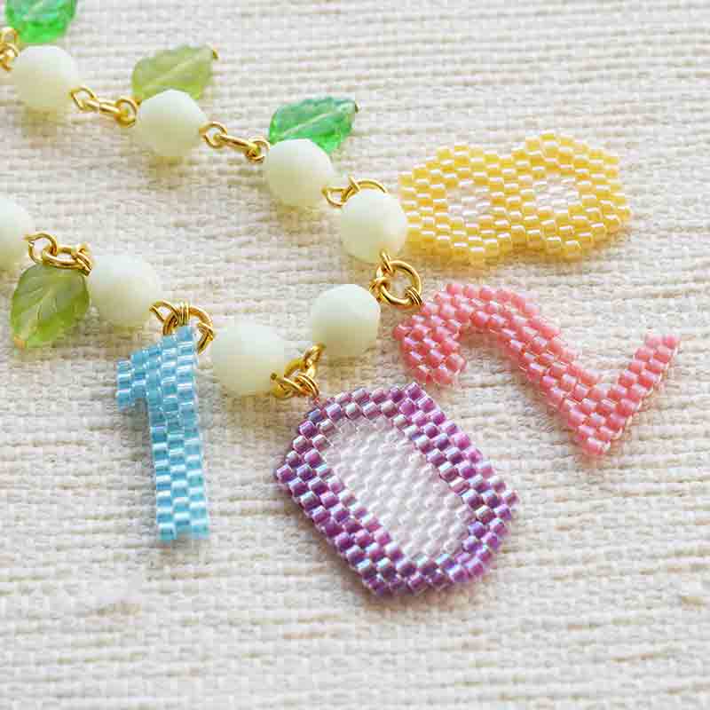 シェイプドステッチで作る数字のバッグチャーム