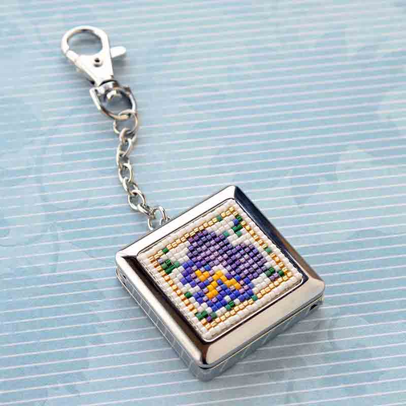 デリカビーズ織りのバッグハンガー(パンジー)