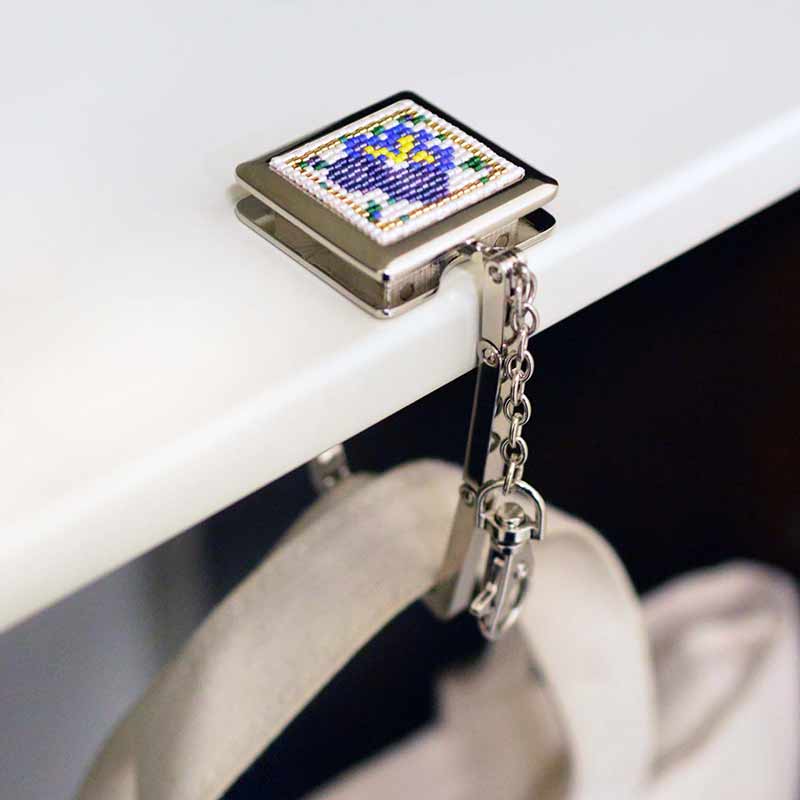 デリカビーズ織りのバッグハンガー(パンジー)