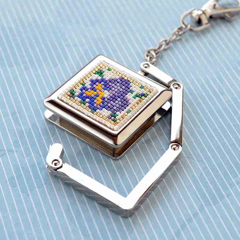 デリカビーズ織りのバッグハンガー(パンジー)