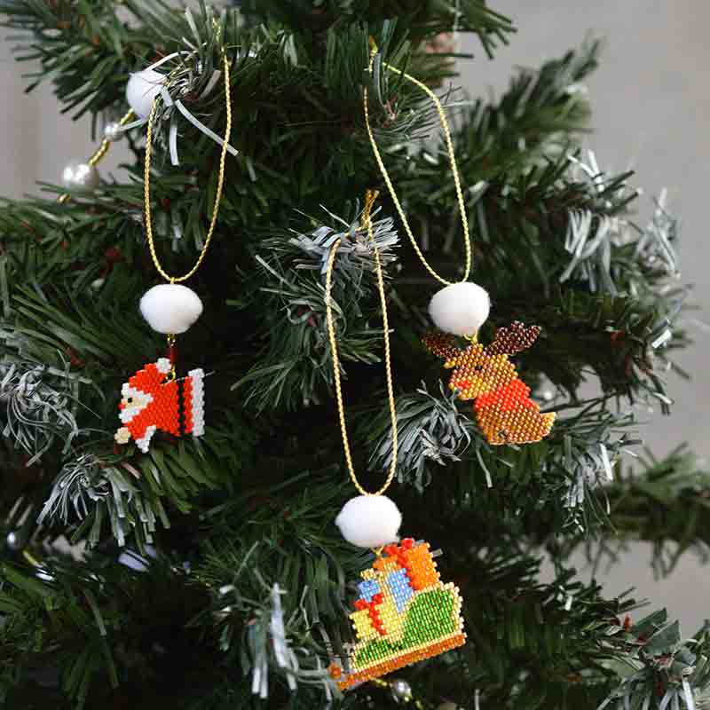 シェイプドステッチで作るクリスマスオーナメント(空飛ぶサンタ)