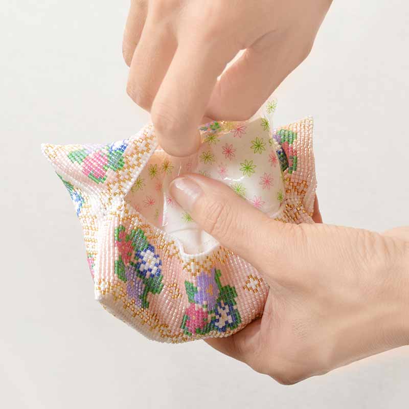 デリカビーズ織りで作るティッシュカバー(セントポーリア)