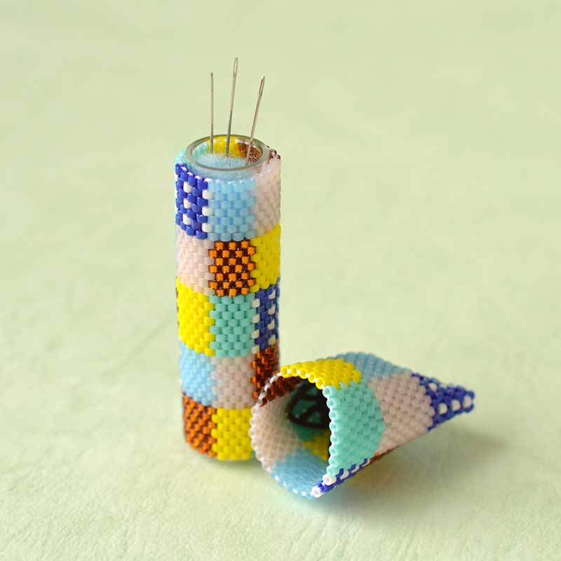 ペヨーテステッチで作るニードルケース(パッチワーク柄)