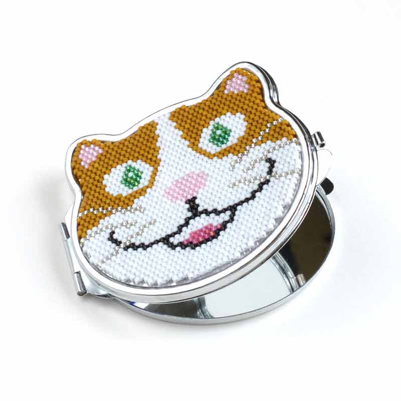 シェイプドステッチで作る猫型コンパクトミラー(ハチワレ)
