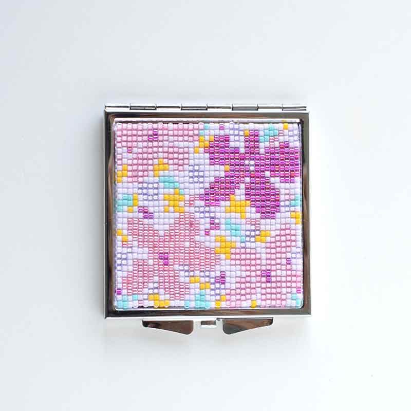 デリカビーズ織りで作る角型コンパクトミラー(ポップフラワー)
