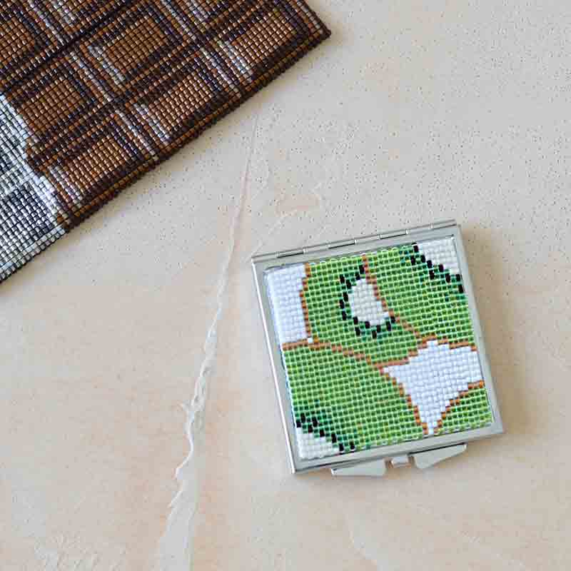 デリカビーズ織りで作る角型コンパクトミラー(キウイ)