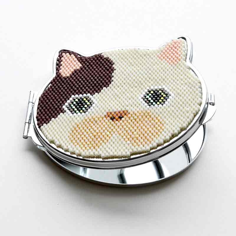 シェイプドステッチで作る猫型コンパクトミラー(三毛)