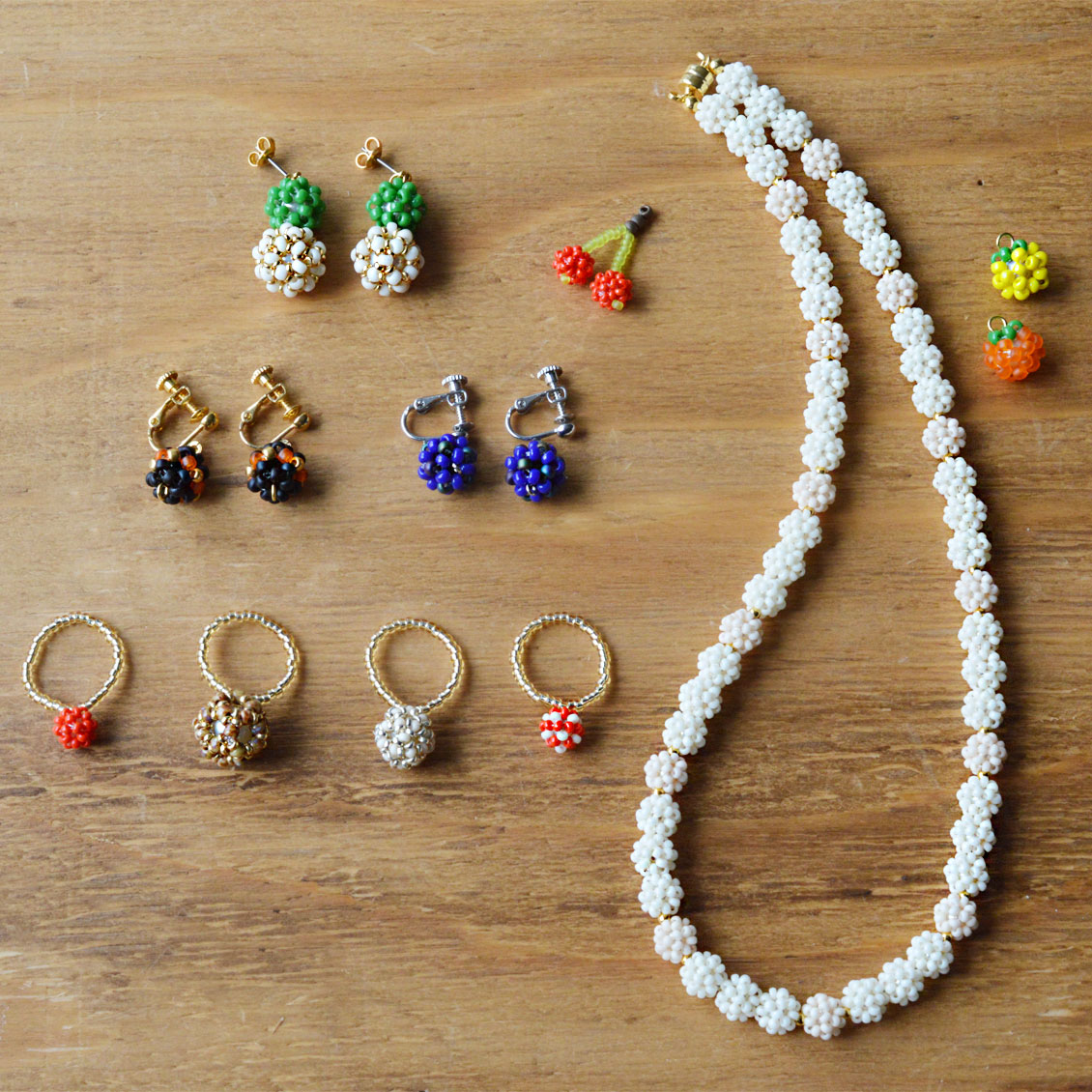 同じ作り方で シンプル と ゴージャス が作れる花編みビーズボール ゴージャス編 Beads Factory Annex