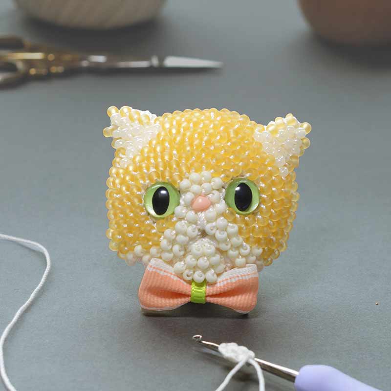 ビーズ編みの猫ブローチキット(クリームハチワレ)